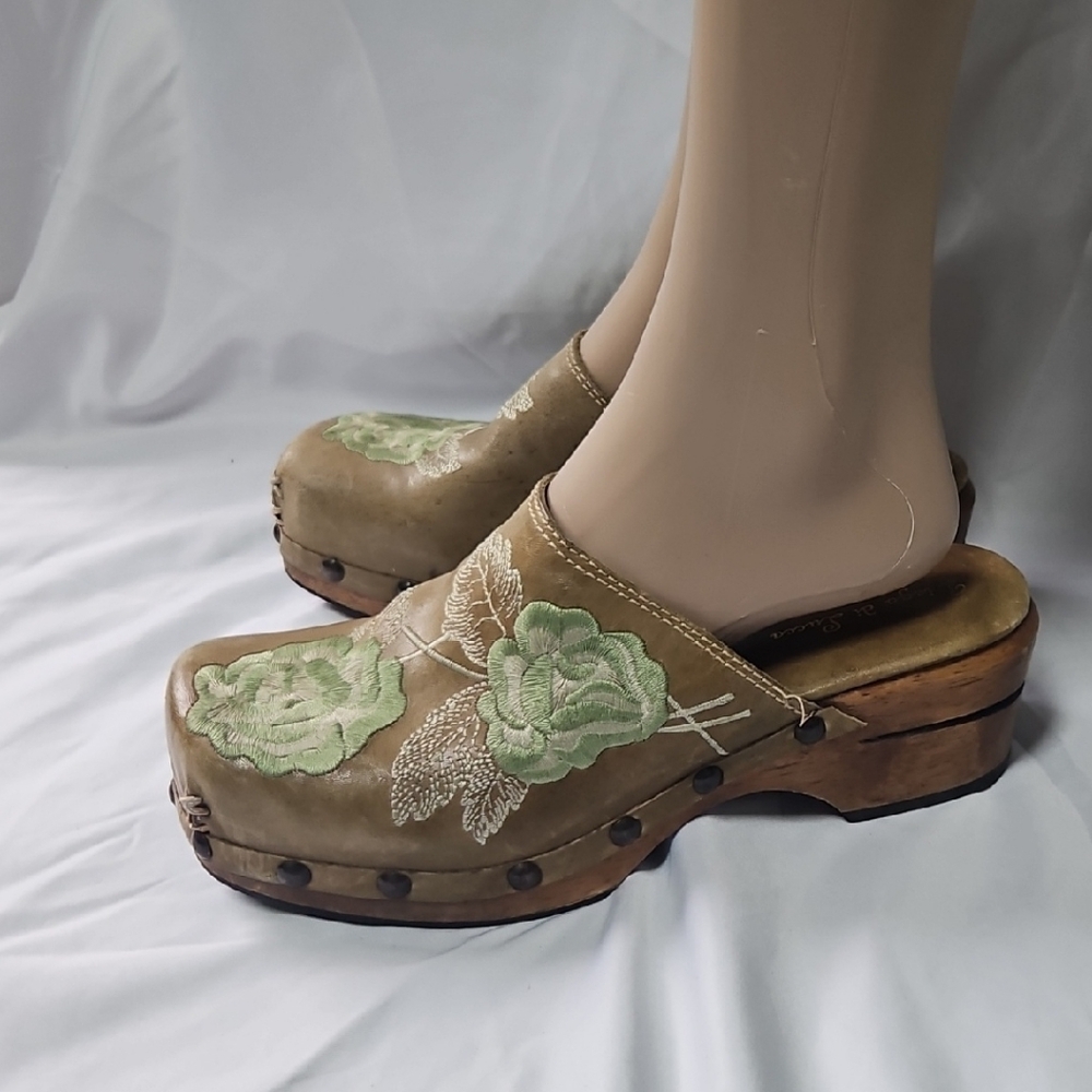 Embroidered Floral Clogs